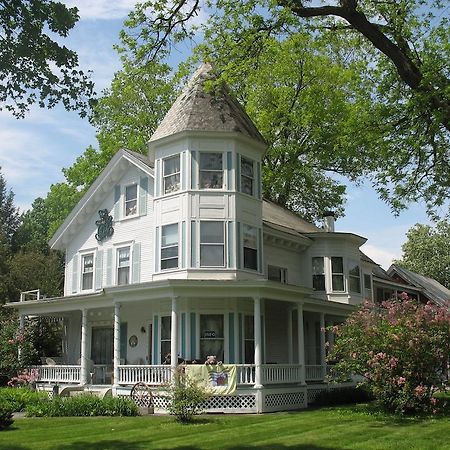Hugging Bear Inn Bellows Falls Εξωτερικό φωτογραφία