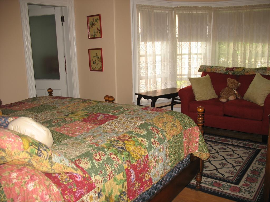 Hugging Bear Inn Bellows Falls Εξωτερικό φωτογραφία