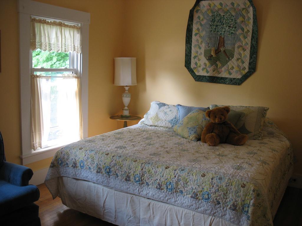 Hugging Bear Inn Bellows Falls Εξωτερικό φωτογραφία